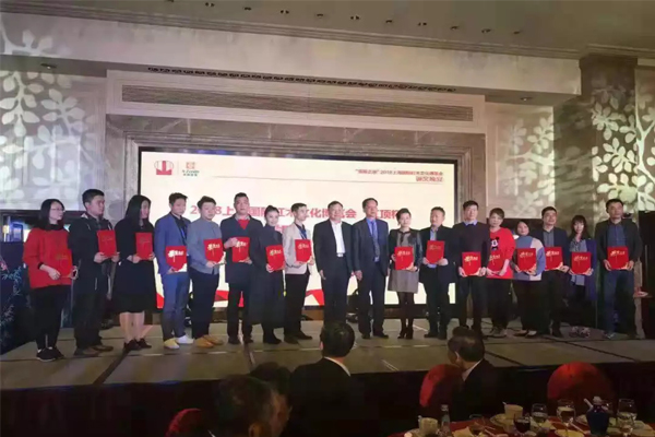 家寶紅木總經(jīng)理楊梓煒代表公司上臺領(lǐng)獎(左六) 家寶紅木總經(jīng)理楊梓煒代表公司上臺領(lǐng)獎(左六)