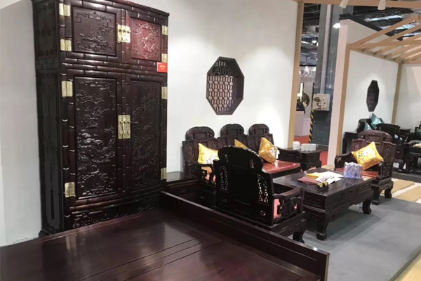 家寶紅木“竹節(jié)頂箱柜” 家寶紅木“竹節(jié)頂箱柜”
