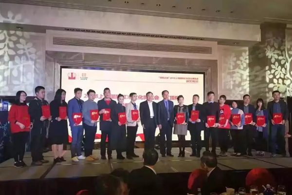 家寶紅木總經理楊梓煒代表公司上臺領獎(左六) 家寶紅木總經理楊梓煒代表公司上臺領獎(左六)